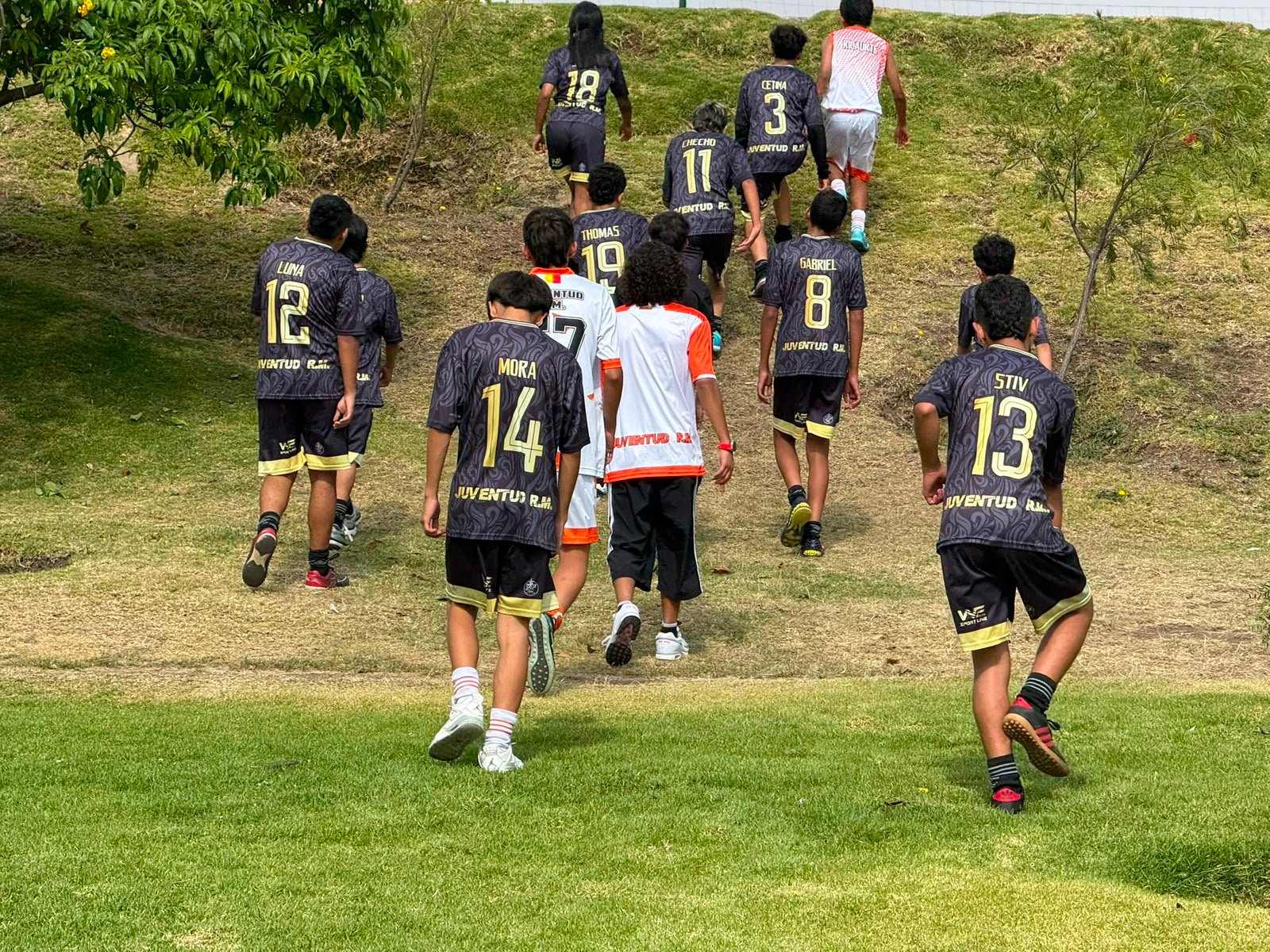 Jugadores caminando juntos hacia la cancha