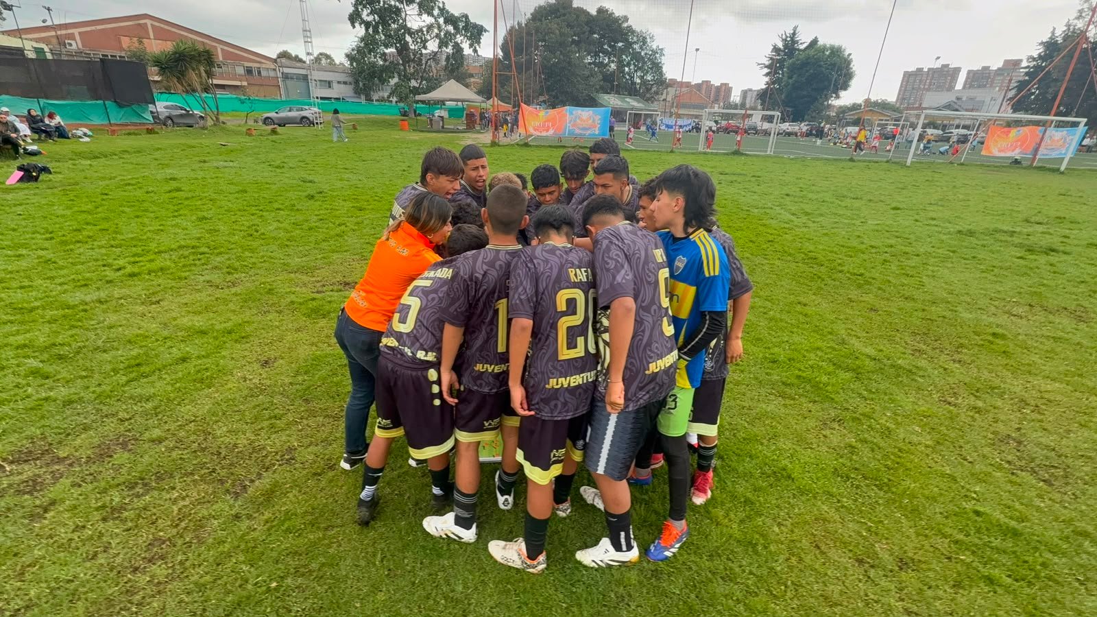 Jugadores infantiles reunidos antes de un partido