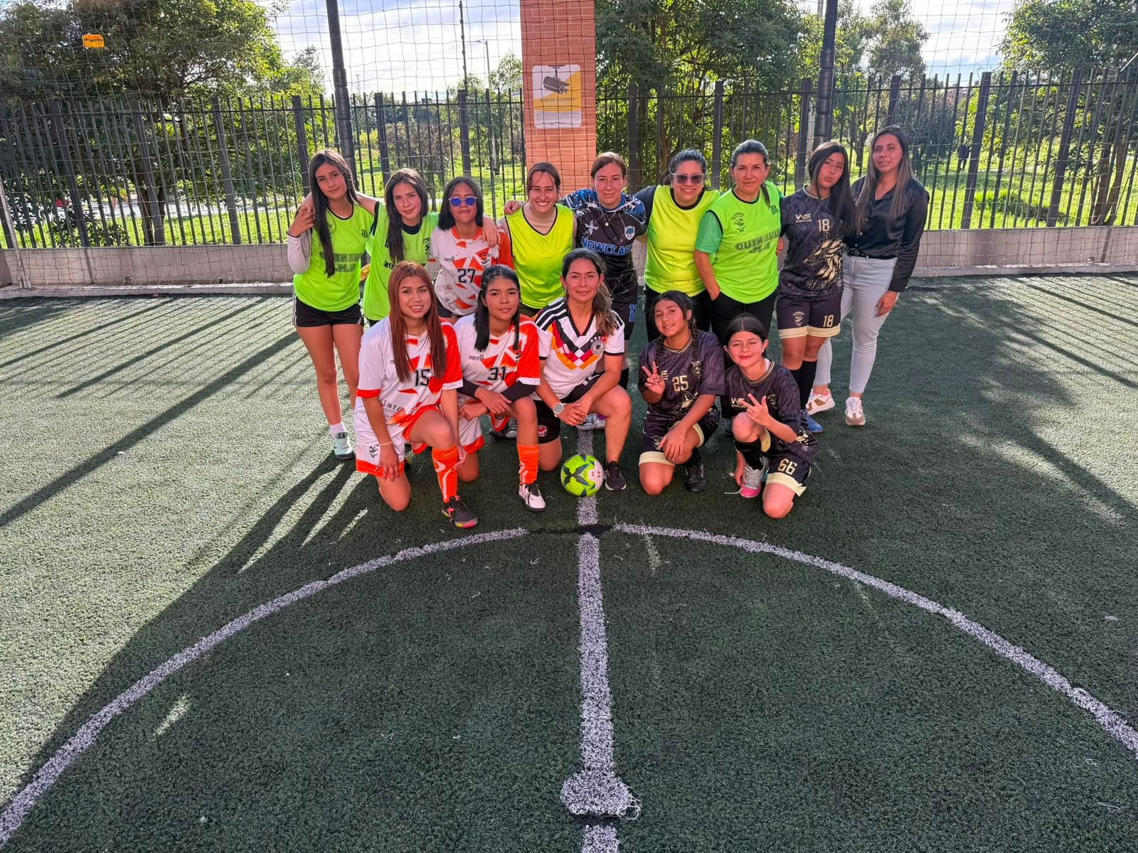 Equipo femenino y cuerpo técnico del Club Juventud RM