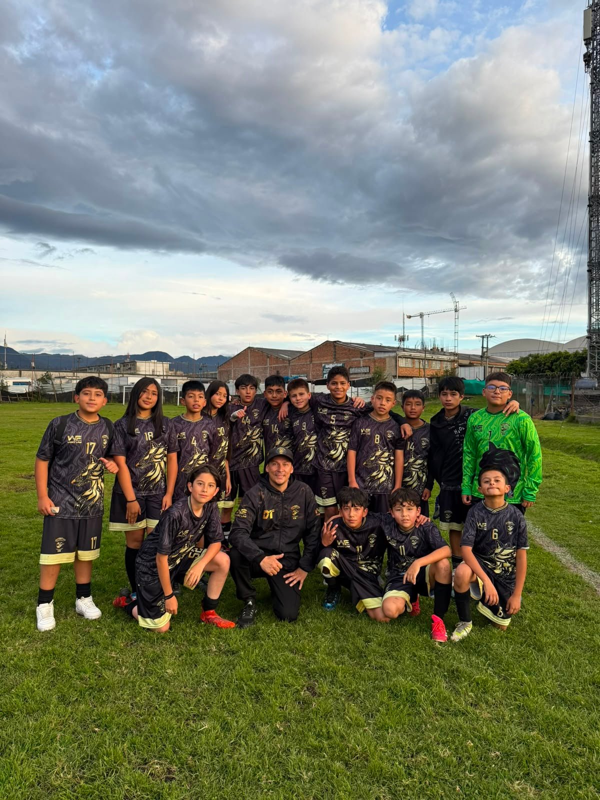 Equipo de Club Juventud RM con uniforme negro