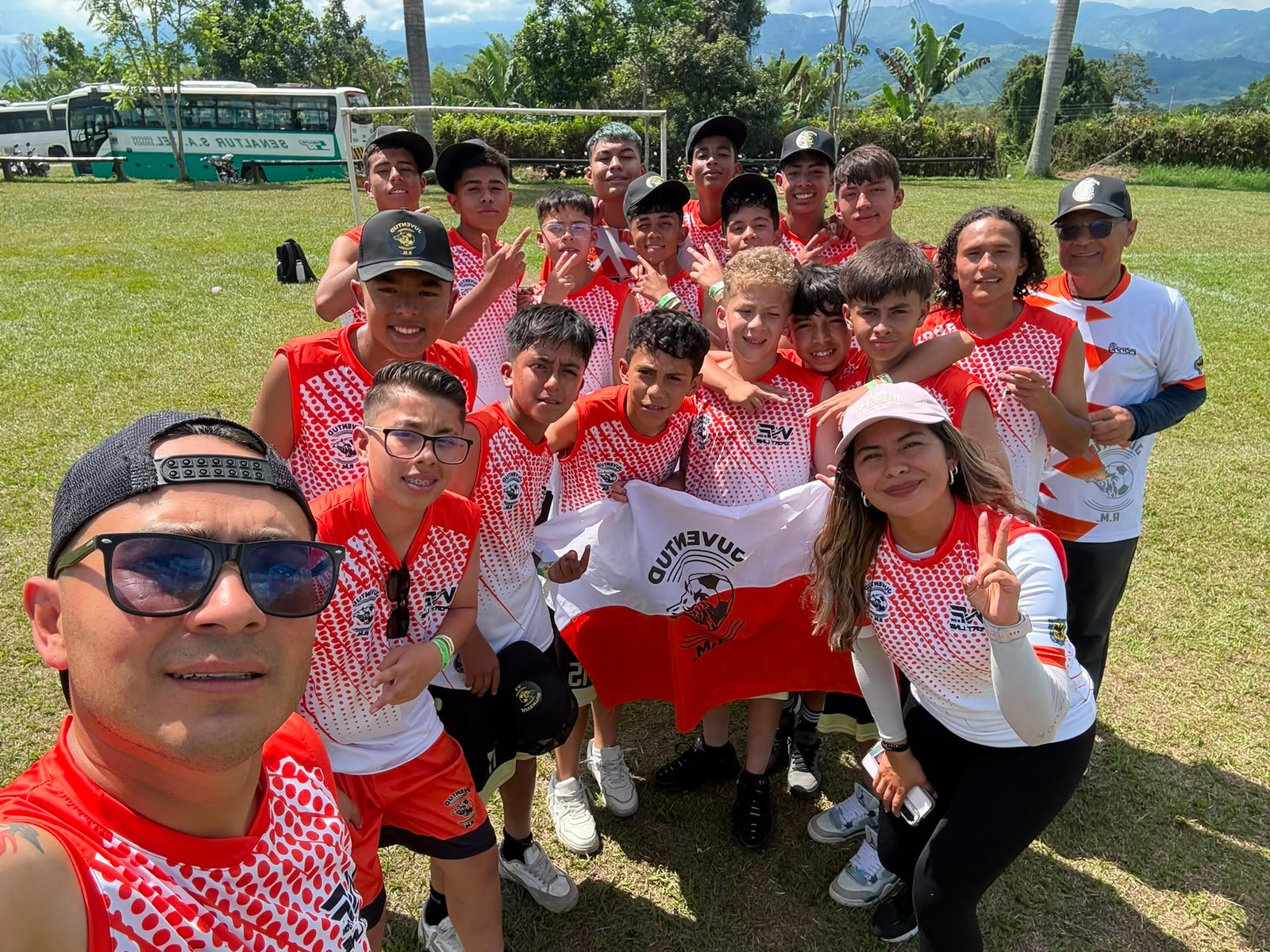 Familia y jugadores de Club Juventud RM reunidos en la cancha
