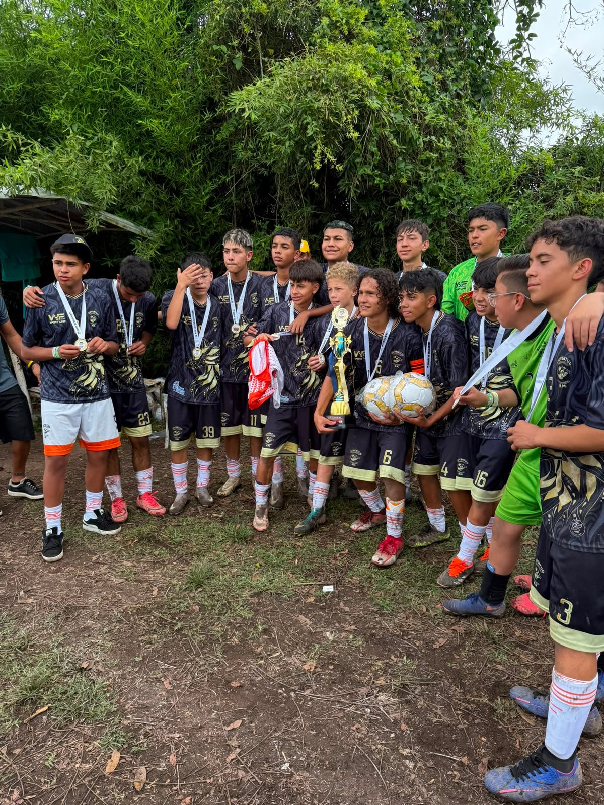 Jugadores del club celebrando con medallas