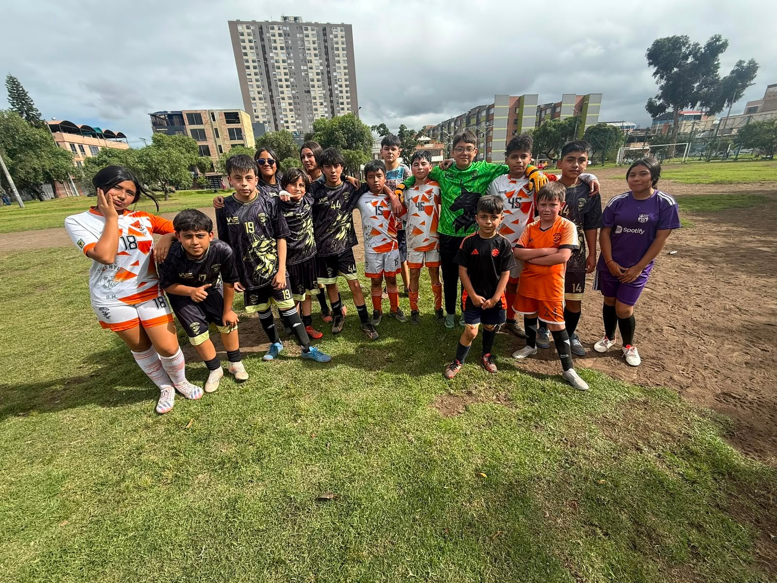 Jugadores de distintas categorías en la cancha